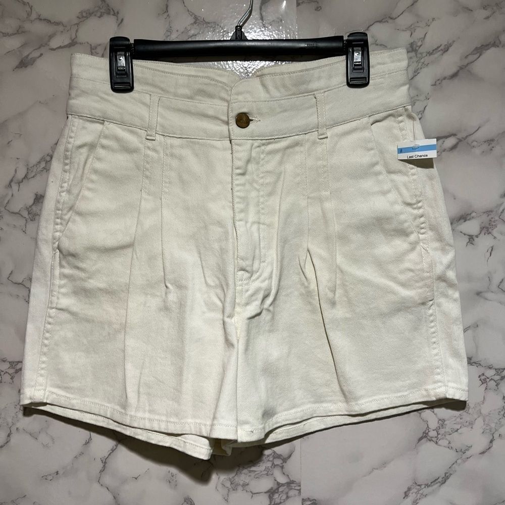Faherty Rikki Short in White - Picture 3 of 10